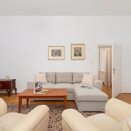 Heart Of The Market Square Cracow By Renters * Cracovie